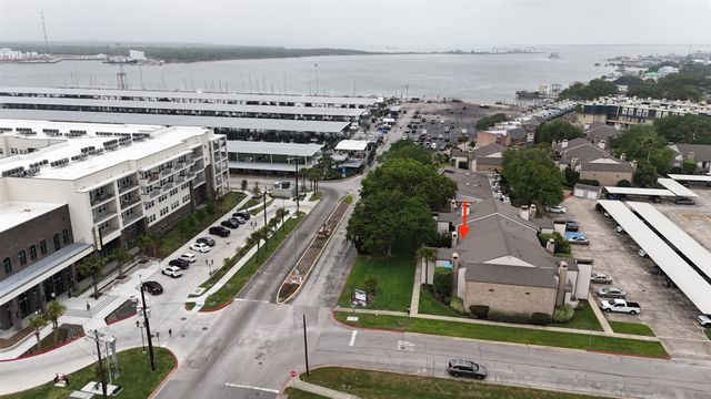 7014 N Holiday Drive, Galveston, TX 77550