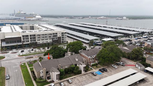 7014 N Holiday Drive, Galveston, TX 77550