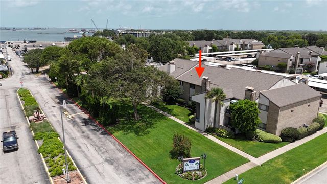 7014 N Holiday Drive, Galveston, TX 77550