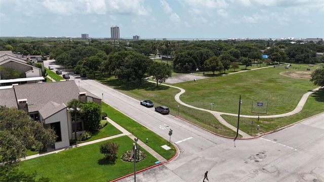 7014 N Holiday Drive, Galveston, TX 77550