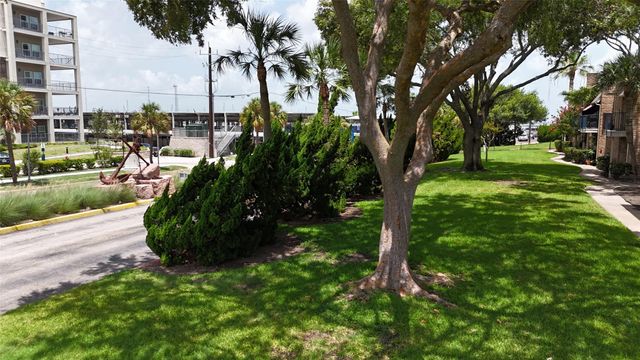 7014 N Holiday Drive, Galveston, TX 77550