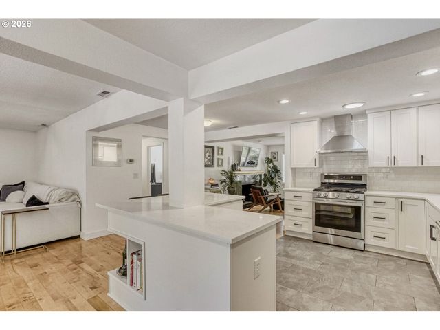 1731 CONIFER Dr, Lake Oswego, OR 97034