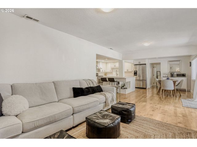 1731 CONIFER Dr, Lake Oswego, OR 97034