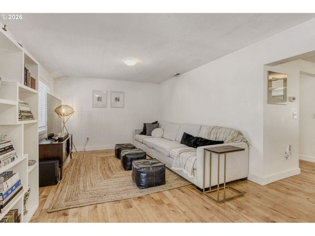 1731 CONIFER Dr, Lake Oswego, OR 97034