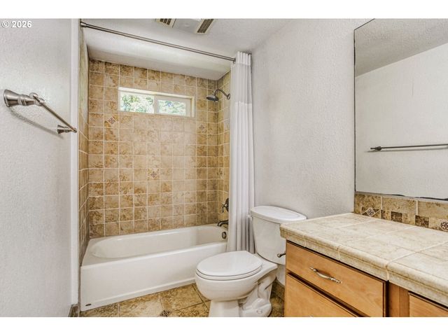 1731 CONIFER Dr, Lake Oswego, OR 97034