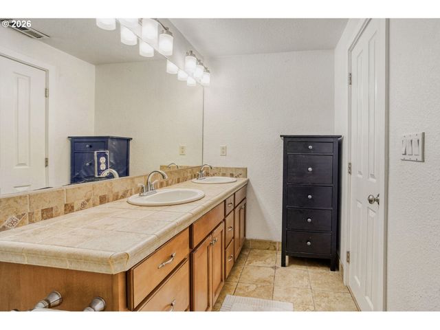 1731 CONIFER Dr, Lake Oswego, OR 97034