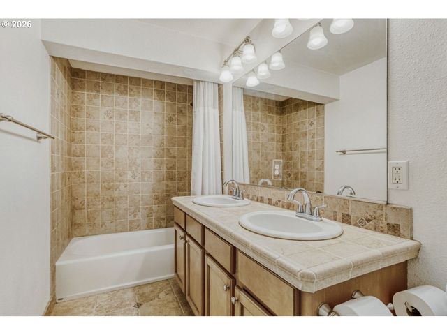 1731 CONIFER Dr, Lake Oswego, OR 97034