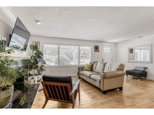 1731 CONIFER Dr, Lake Oswego, OR 97034