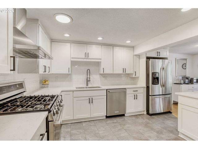 1731 CONIFER Dr, Lake Oswego, OR 97034