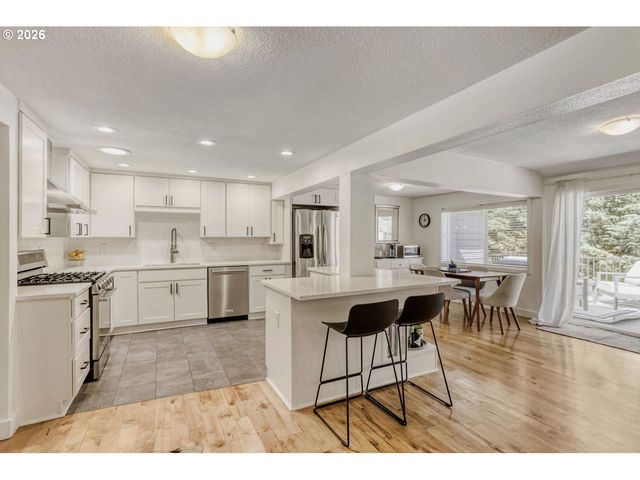 1731 CONIFER Dr, Lake Oswego, OR 97034