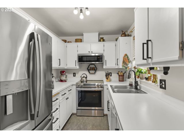 3588 WESTLEIGH St, Eugene, OR 97405