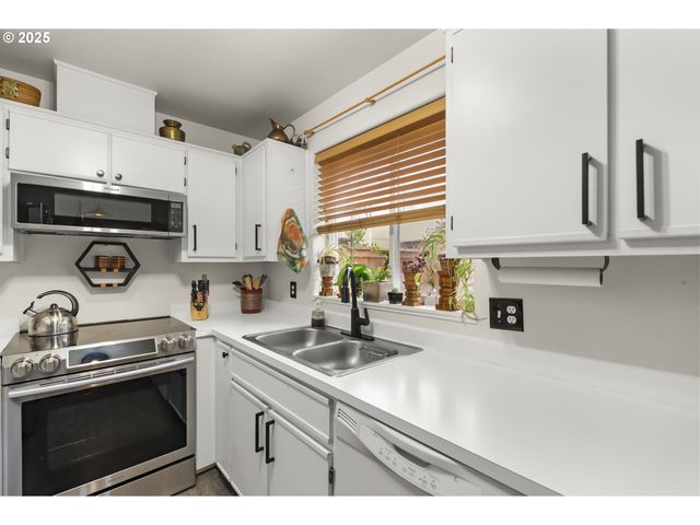 3588 WESTLEIGH St, Eugene, OR 97405