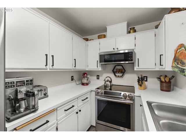 3588 WESTLEIGH St, Eugene, OR 97405