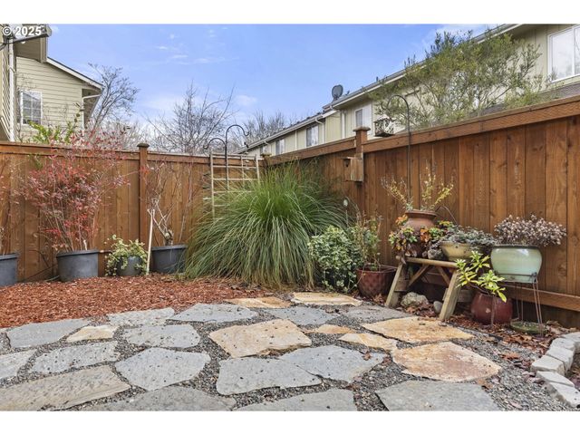 3588 WESTLEIGH St, Eugene, OR 97405