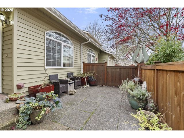 3588 WESTLEIGH St, Eugene, OR 97405