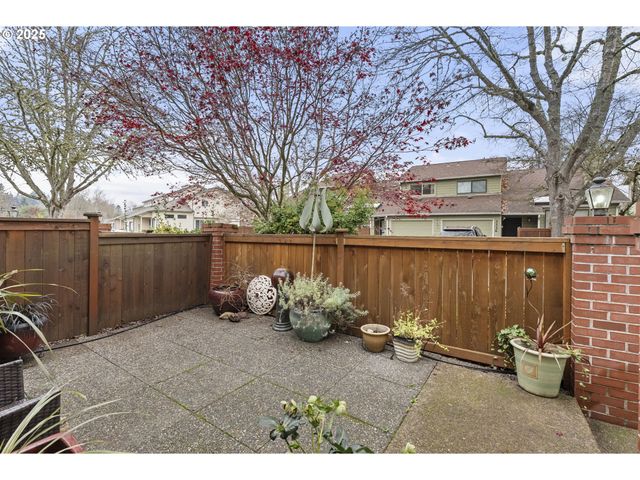 3588 WESTLEIGH St, Eugene, OR 97405