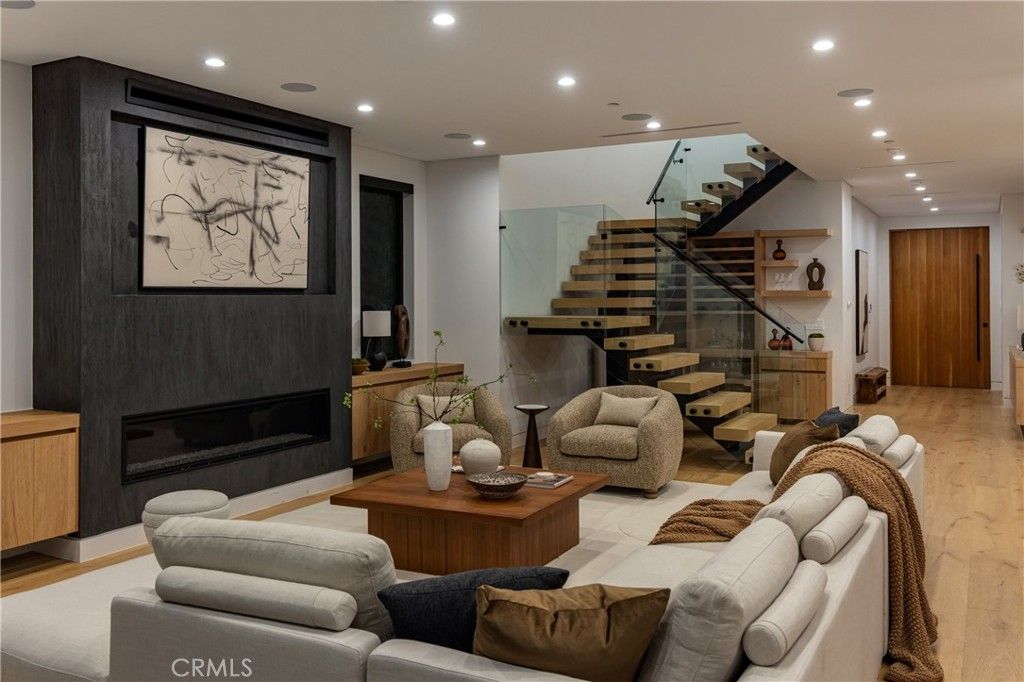 Image 3 of property listing at 5109 Bluebell Avenue, Valley Village, CA 91607