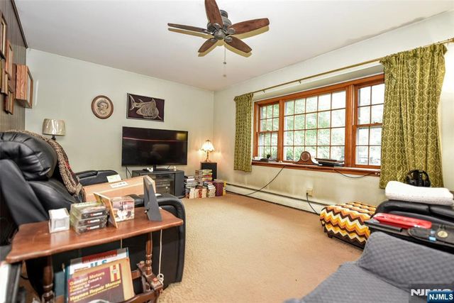423 W Oakland Avenue, Oakland, NJ 07436
