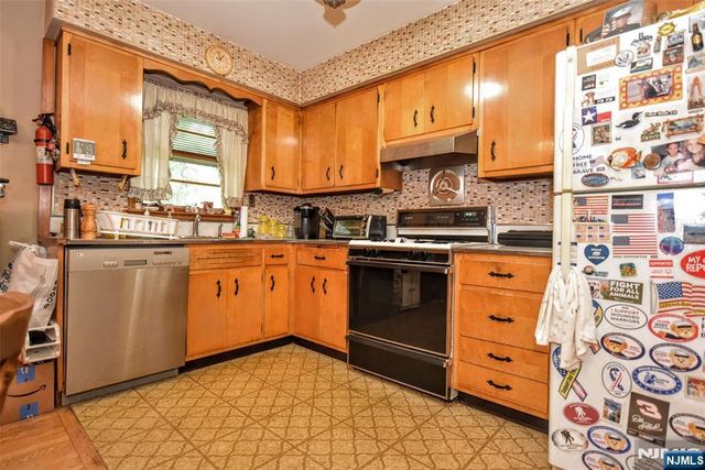 423 W Oakland Avenue, Oakland, NJ 07436