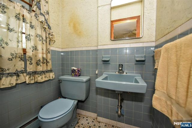 423 W Oakland Avenue, Oakland, NJ 07436