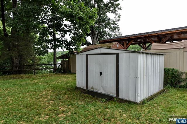 423 W Oakland Avenue, Oakland, NJ 07436
