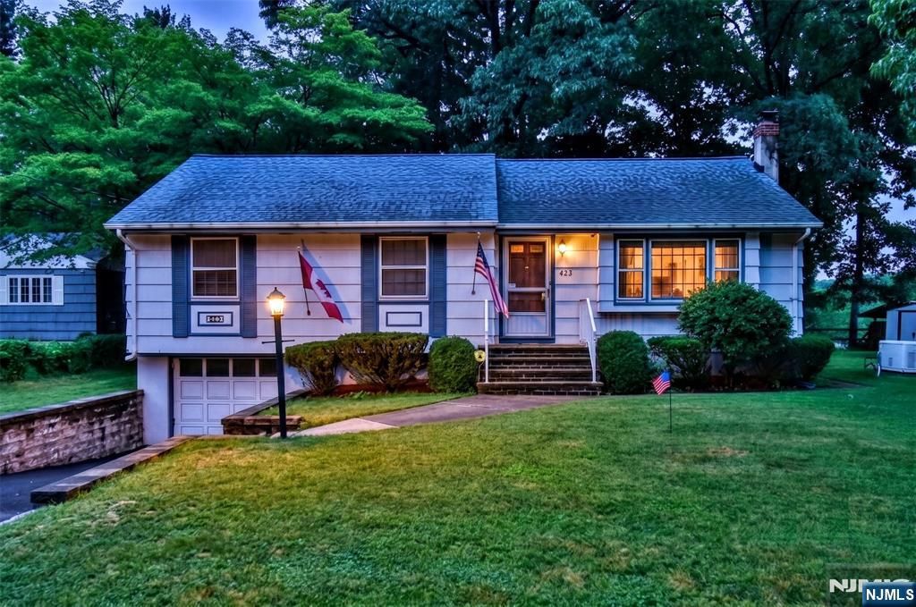 423 W Oakland Avenue, Oakland, NJ 07436