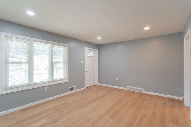 127 Carroll St, Aliquippa, PA 15001