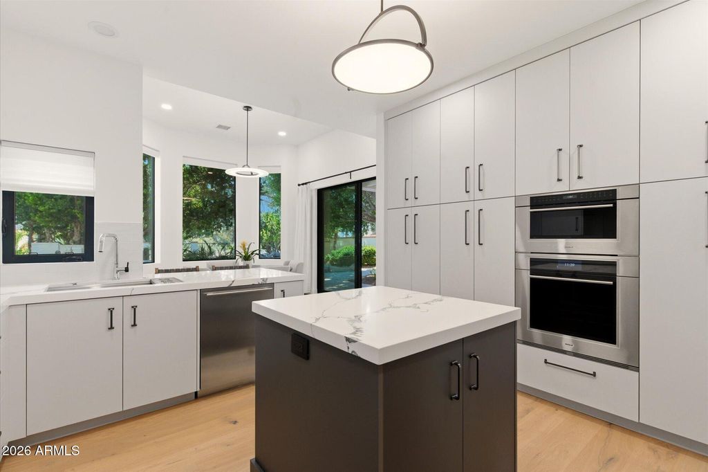 Image 14 of property listing at 10041 N 52ND Place, Paradise Valley, AZ 85253