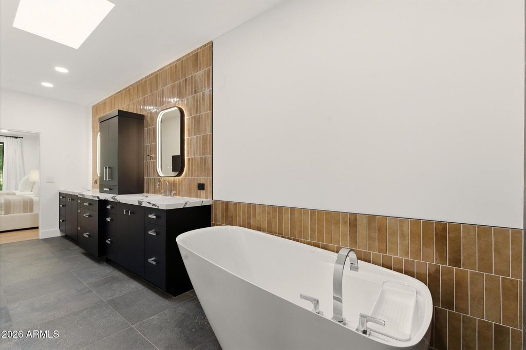 Image 24 of property listing at 10041 N 52ND Place, Paradise Valley, AZ 85253