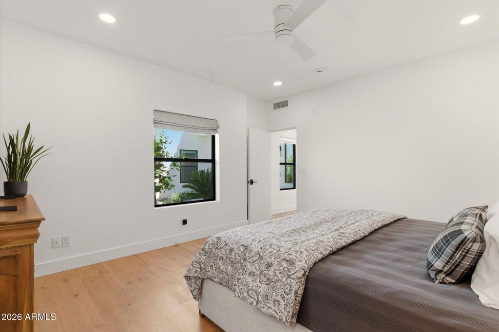 Image 27 of property listing at 10041 N 52ND Place, Paradise Valley, AZ 85253