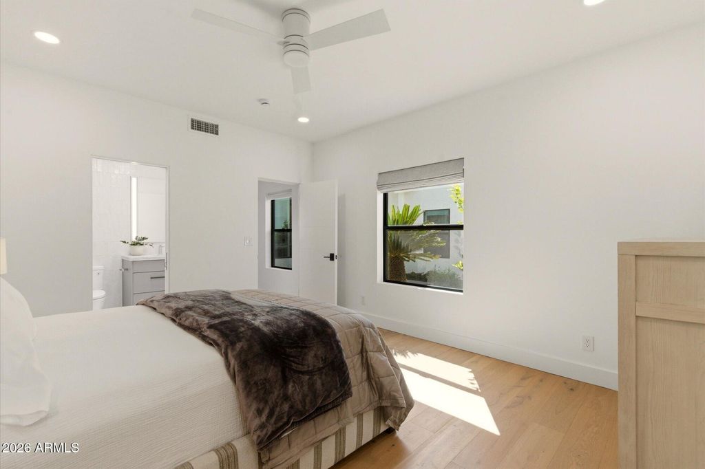 Image 28 of property listing at 10041 N 52ND Place, Paradise Valley, AZ 85253