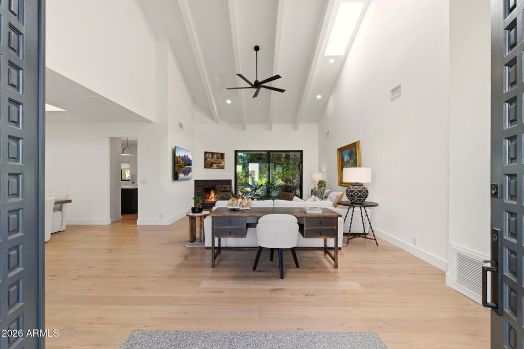 Image 5 of property listing at 10041 N 52ND Place, Paradise Valley, AZ 85253