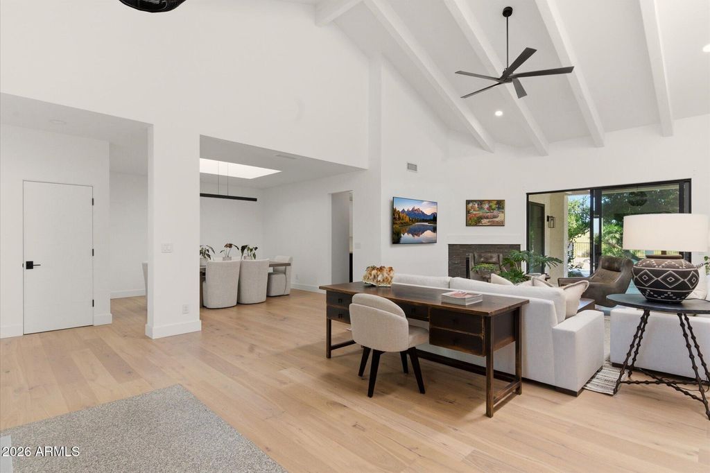 Image 6 of property listing at 10041 N 52ND Place, Paradise Valley, AZ 85253