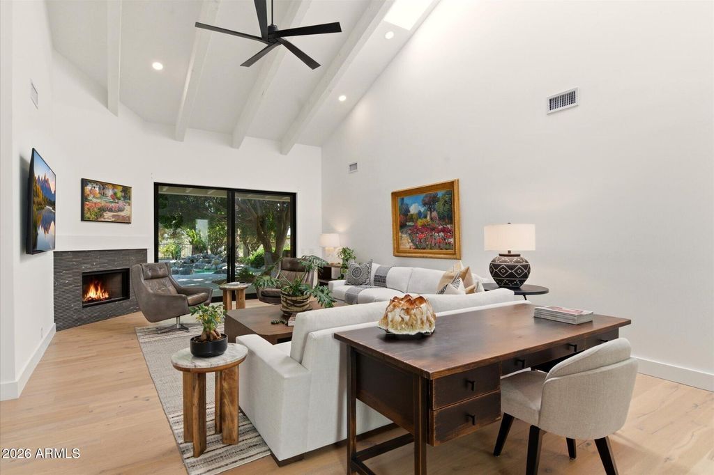 Image 7 of property listing at 10041 N 52ND Place, Paradise Valley, AZ 85253