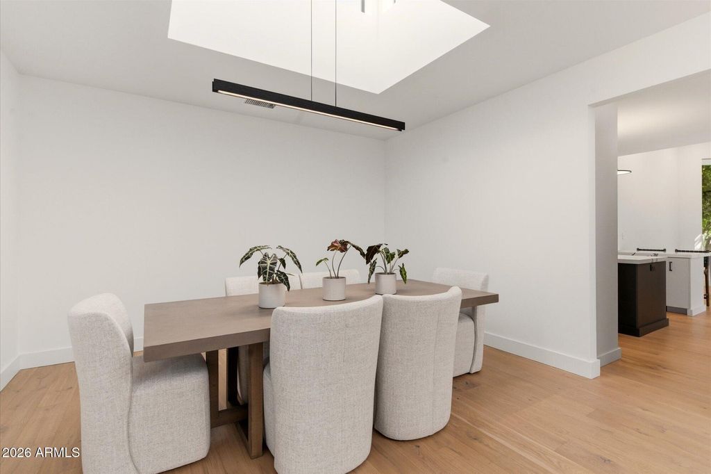 Image 9 of property listing at 10041 N 52ND Place, Paradise Valley, AZ 85253