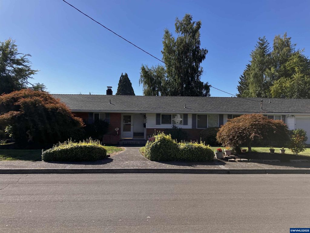 Image 1 of property listing at 700 NW 18th Pl, Mcminnville, OR 97128