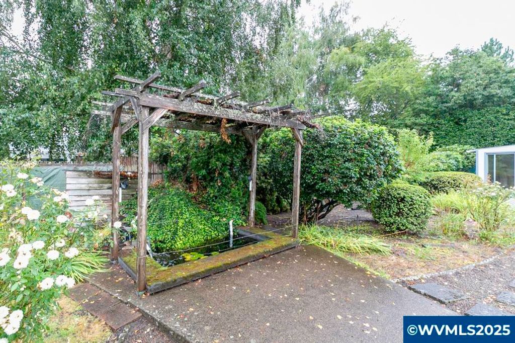 Image 10 of property listing at 700 NW 18th Pl, Mcminnville, OR 97128