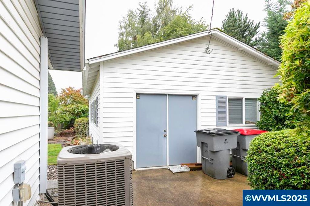 Image 11 of property listing at 700 NW 18th Pl, Mcminnville, OR 97128