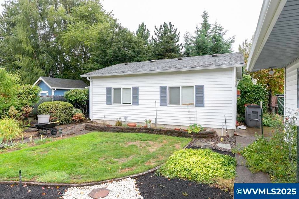 Image 12 of property listing at 700 NW 18th Pl, Mcminnville, OR 97128