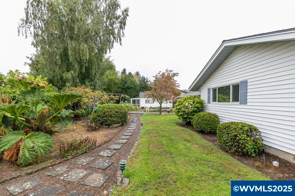 Image 13 of property listing at 700 NW 18th Pl, Mcminnville, OR 97128