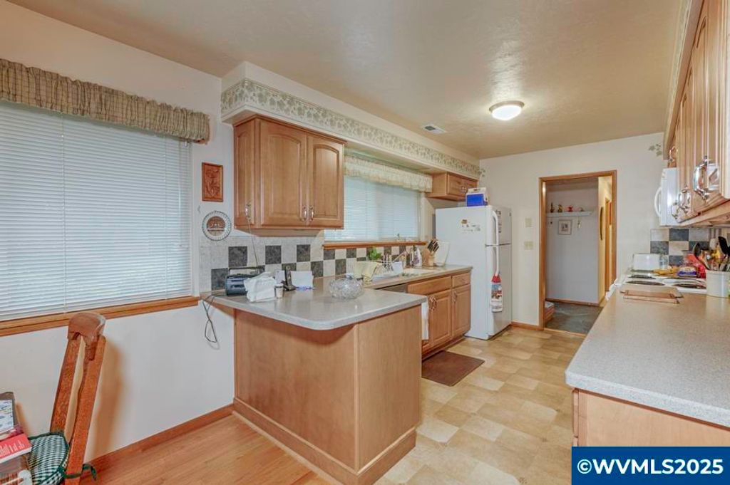 Image 15 of property listing at 700 NW 18th Pl, Mcminnville, OR 97128