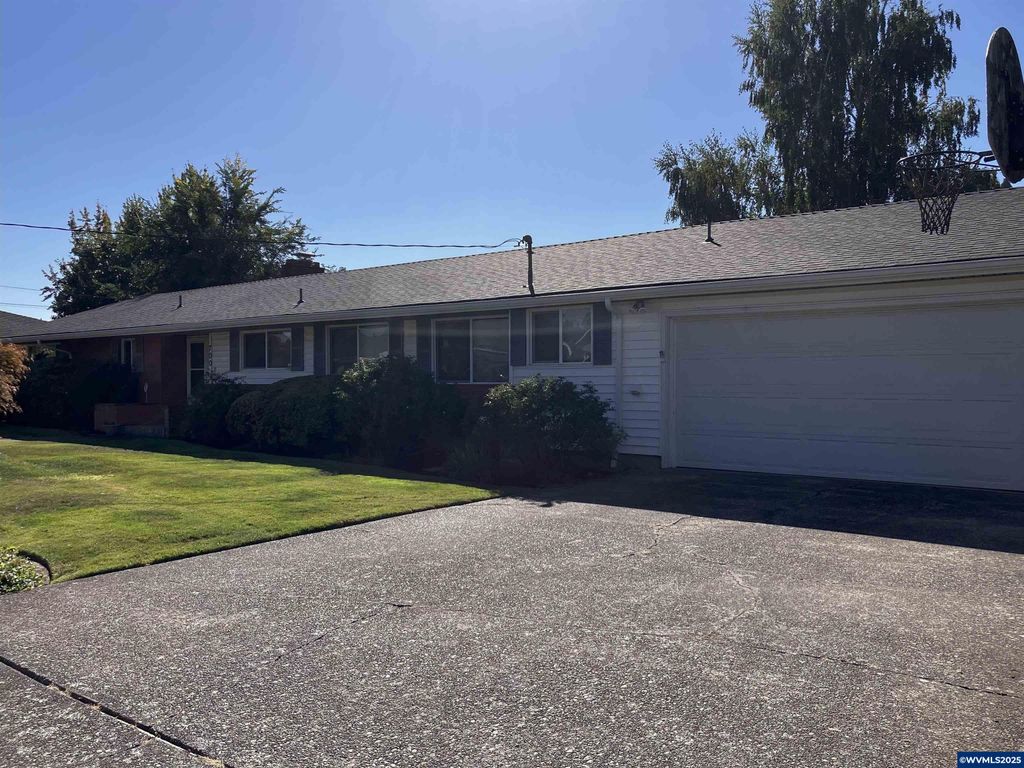 Image 3 of property listing at 700 NW 18th Pl, Mcminnville, OR 97128