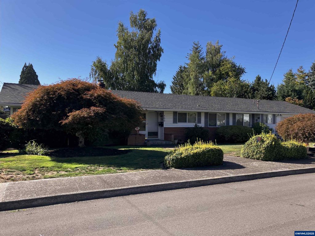 Image 4 of property listing at 700 NW 18th Pl, Mcminnville, OR 97128