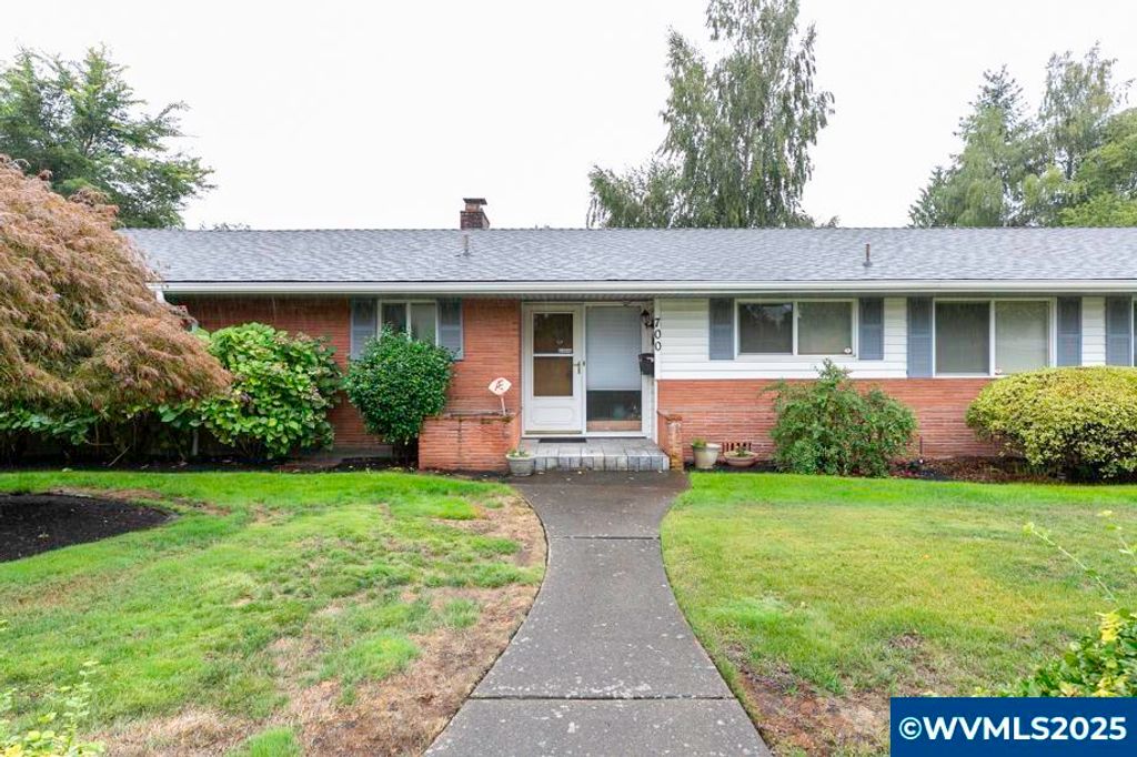 Image 5 of property listing at 700 NW 18th Pl, Mcminnville, OR 97128