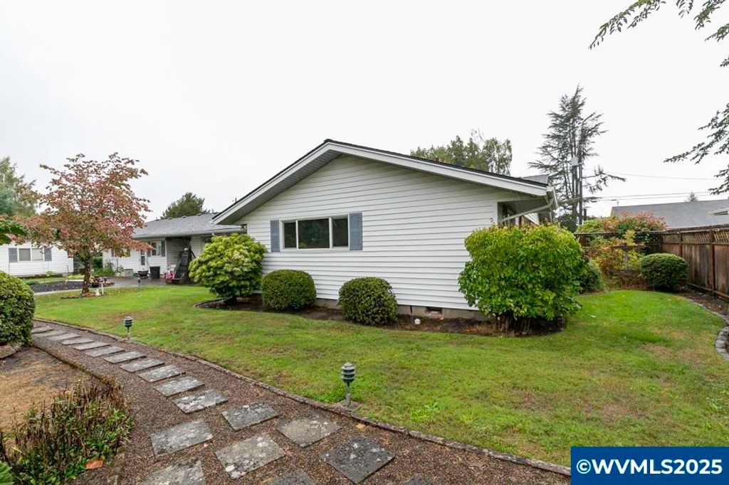Image 6 of property listing at 700 NW 18th Pl, Mcminnville, OR 97128