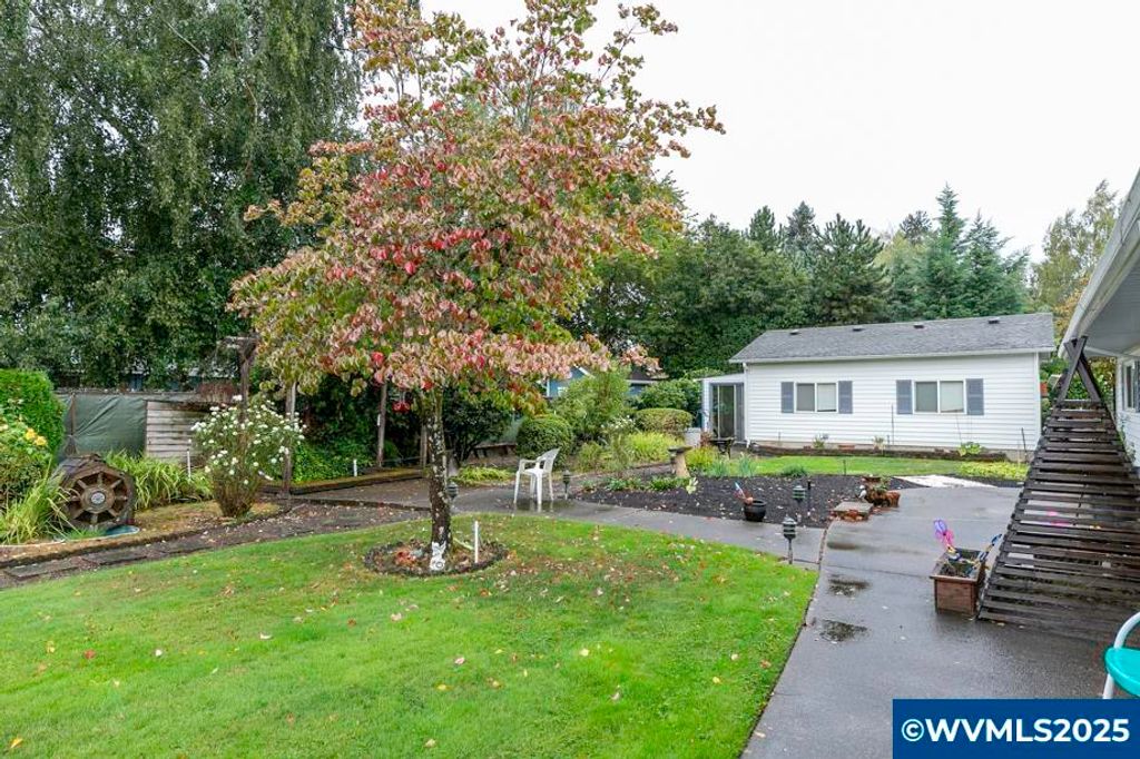 Image 8 of property listing at 700 NW 18th Pl, Mcminnville, OR 97128