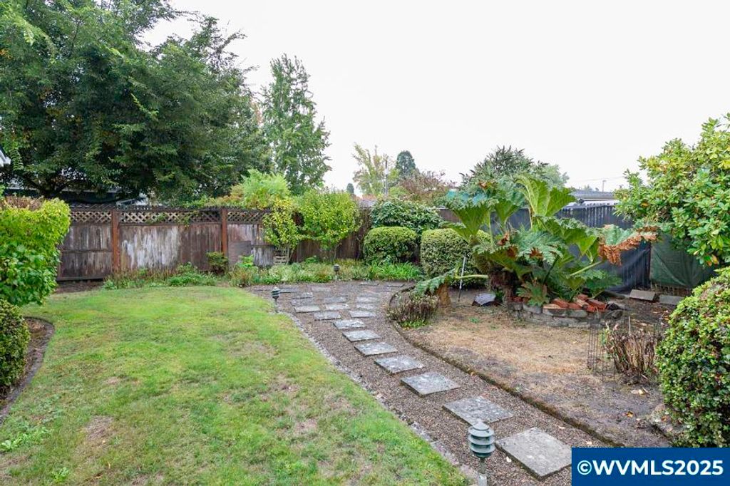 Image 9 of property listing at 700 NW 18th Pl, Mcminnville, OR 97128