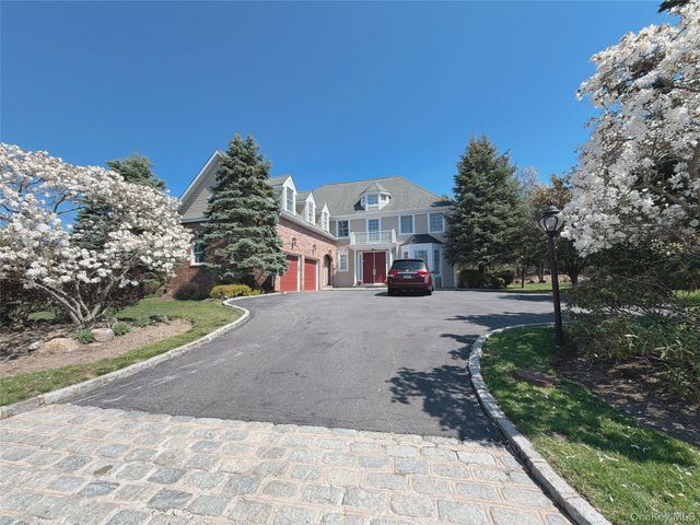 16 Mackay Way, Roslyn, NY 11576