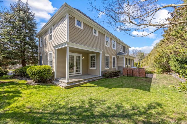 16 Mackay Way, Roslyn, NY 11576