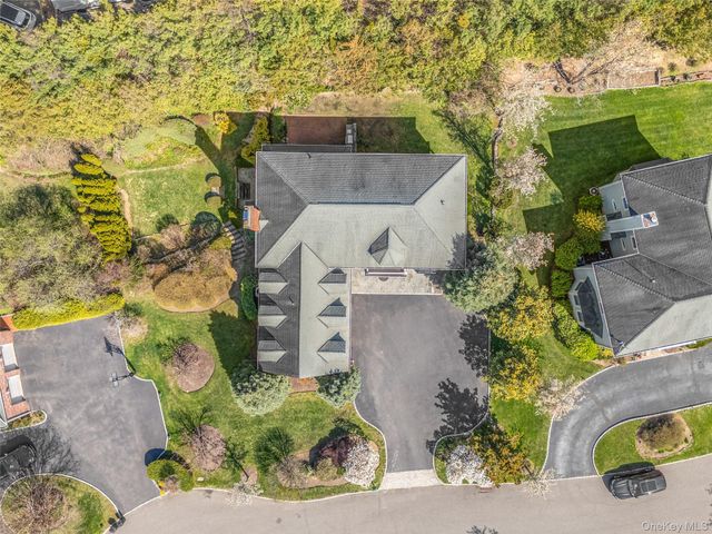 16 Mackay Way, Roslyn, NY 11576